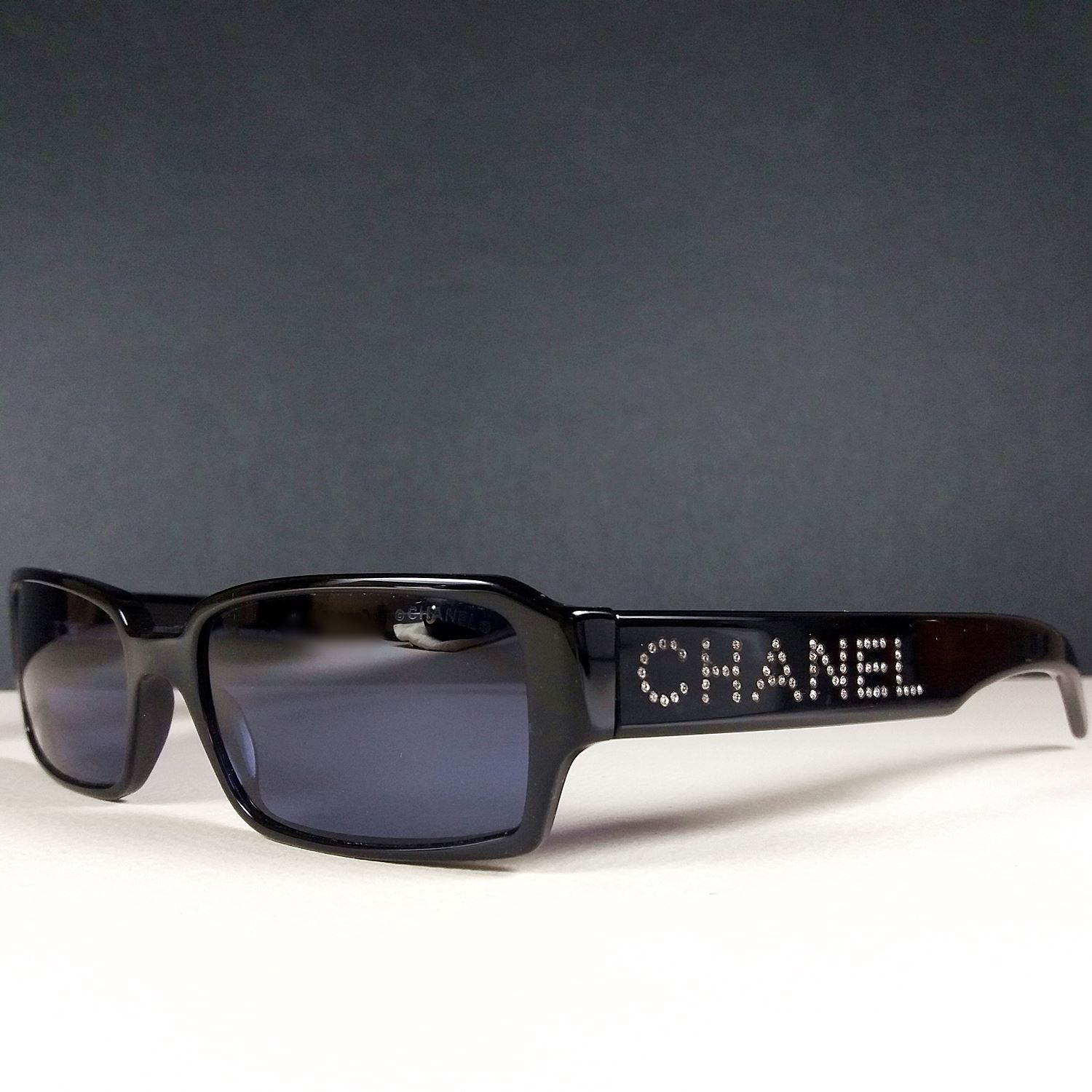 Chanel, a pair of black sunglasses, 2005. - Bukowskis